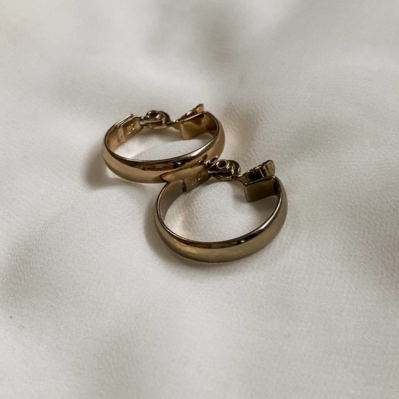 Vintage Jewelry - VTG Gold Classic Medium Hoop Clip Earrings